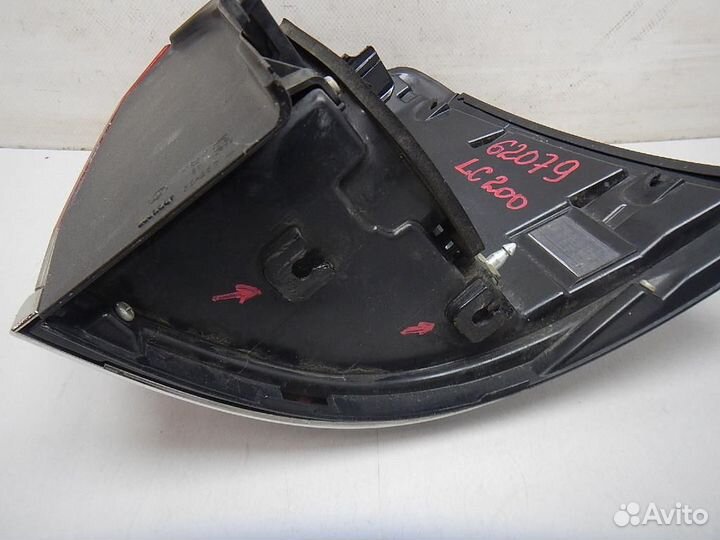 Фонарь задний наружный левый Toyota Land Cruiser