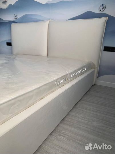 Кровать двуспальная с мягкой спинкой