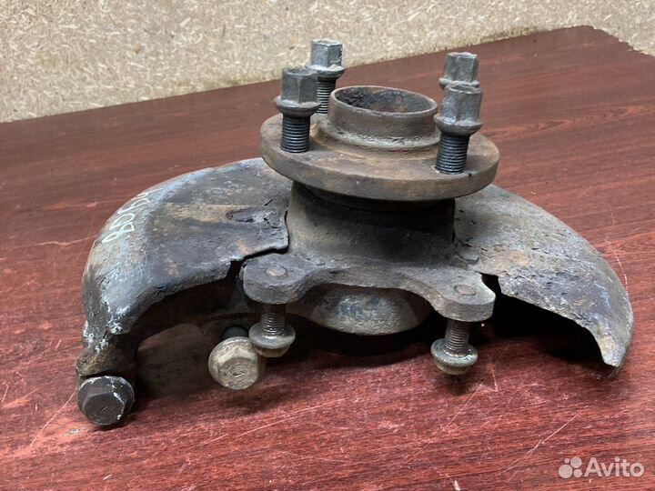 Правый поворотный кулак ауди 80