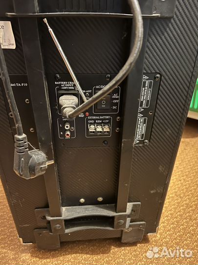 Колонка аккумутяторнаня работает только от флешки