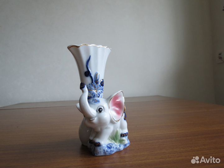 Фарфоровая вазочка со слоником