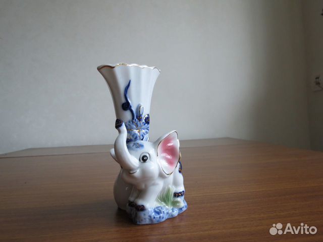 Фарфоровая вазочка со слоником