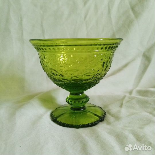 Вазочка на ножке изумрудного цвета