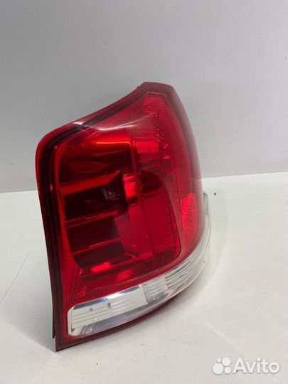 Фонарь наружный задний левый Toyota Land Cruiser