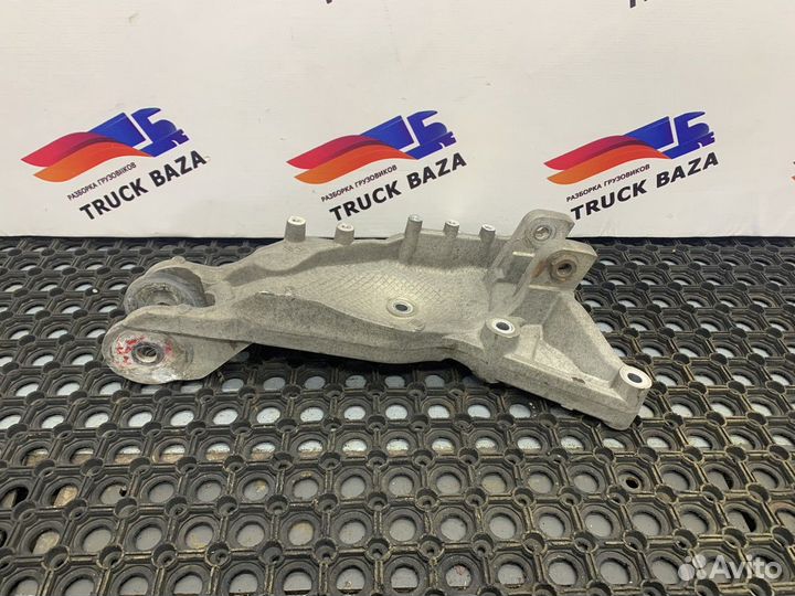 1912829 Кронштейн кабины передний правый