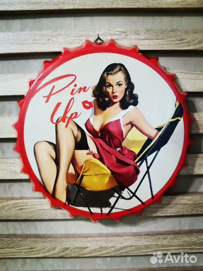 Декор на стену пробка пивная девушка Pin up