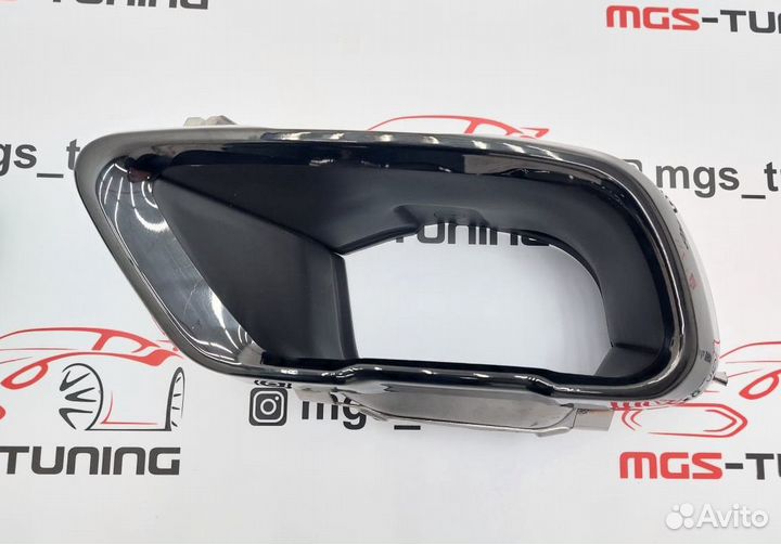 Черные насадки на выхлоп на BMW X7 G07