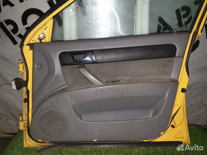 Обшивка двери передней правой Daewoo Gentra II