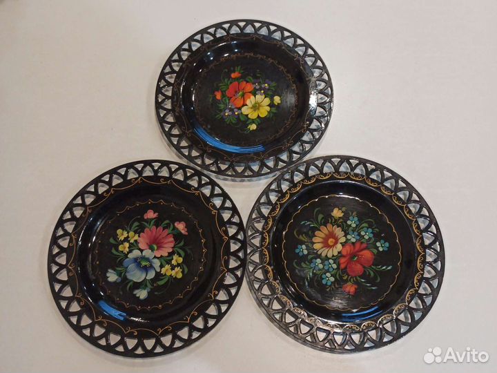 Металлическая тарелка декоративная