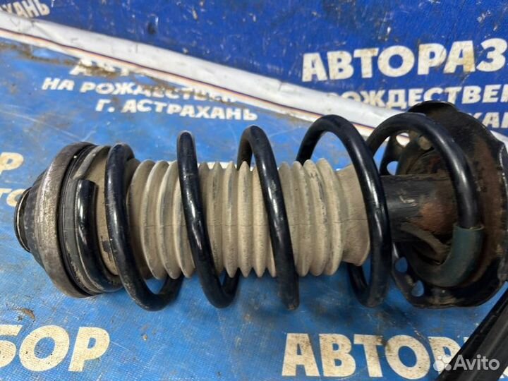 Передняя левая стойка амортизатора Opel Astra Gtc