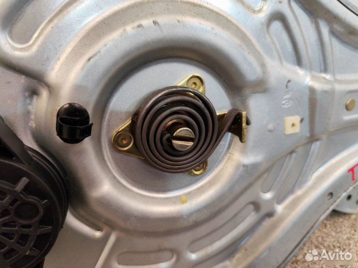 Стеклоподъемник задний правый Hyundai Tucson