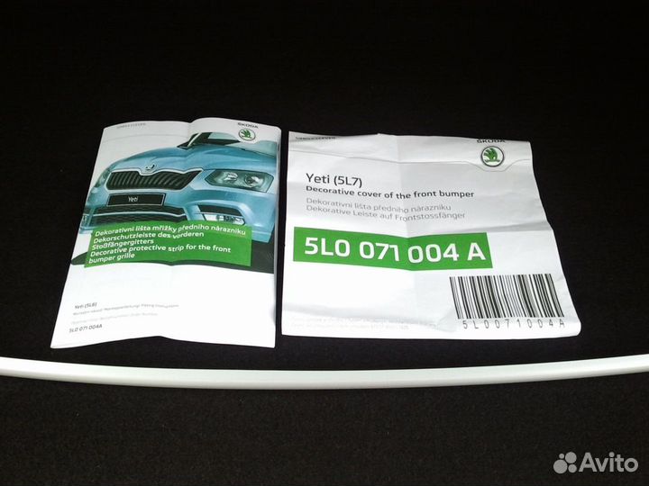 Молдинг решетки бампера Skoda Yeti 5L0071004A