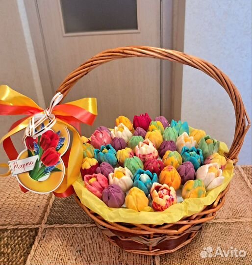 Подарки шоколадных тюльпанов в корзинах