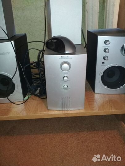 Компьютер и компьютерный стол