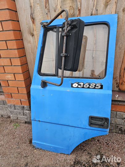 Дверь водительская и капот от урала 63685