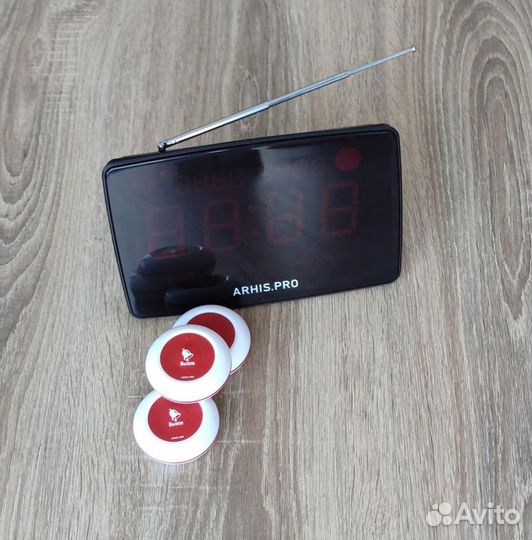 Кнопка вызова официанта и табло отображения вызова