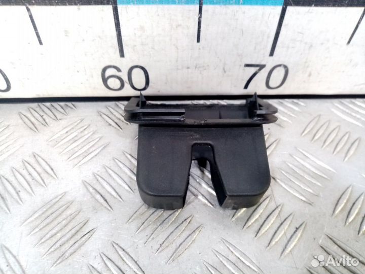 Б/У Кожух замка багажника#001