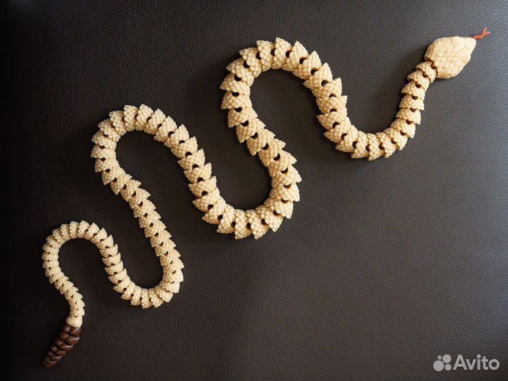Реалистично выглядящая гремучая змея