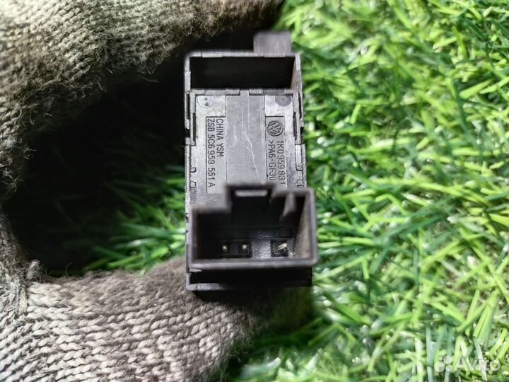 Кнопка открывания багажника Volkswagen Jetta V