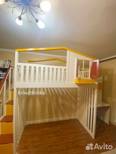Детская кровать чердак домик с лестницей комодом