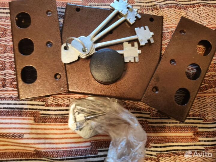 Замок дверной накладной