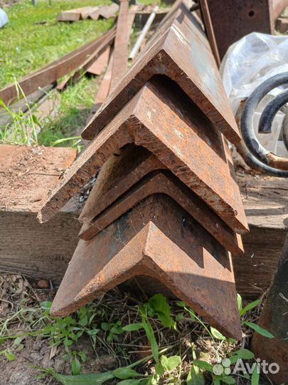 Уголок металлический 100х100х10 мм