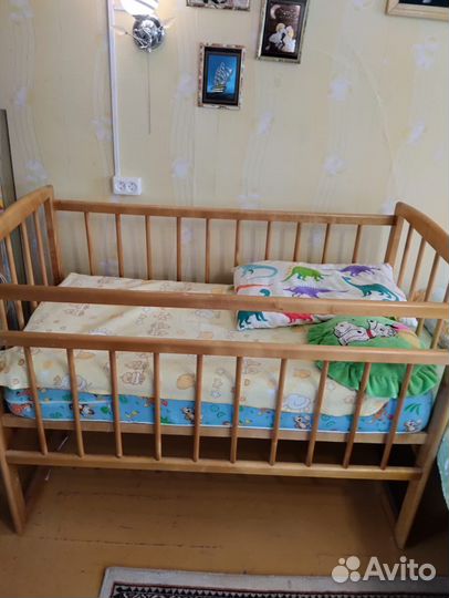 Детская кроватка с маятником