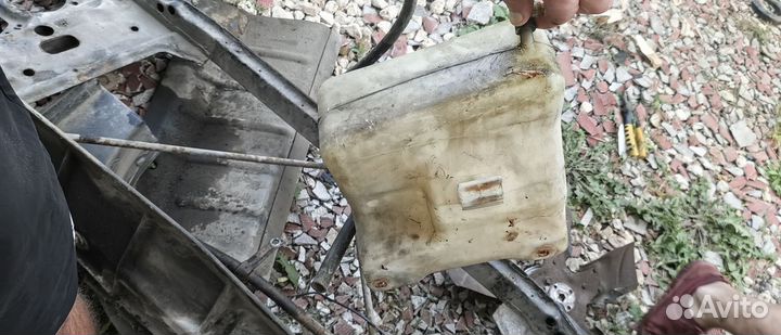 Бочек омывайки охлаждения на Шевроле Тахо 1 5 7