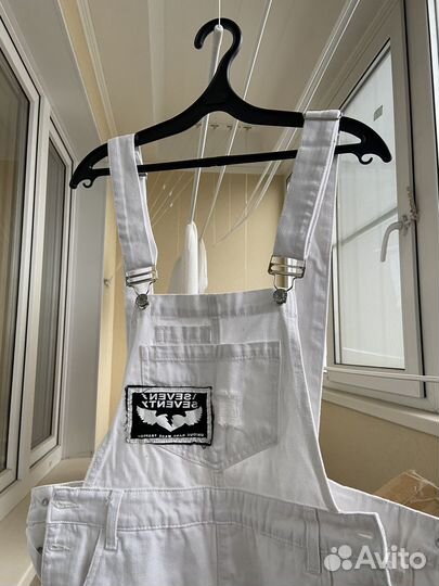 Джинсовый комбинезон белый с нашивками 44-46 р-р