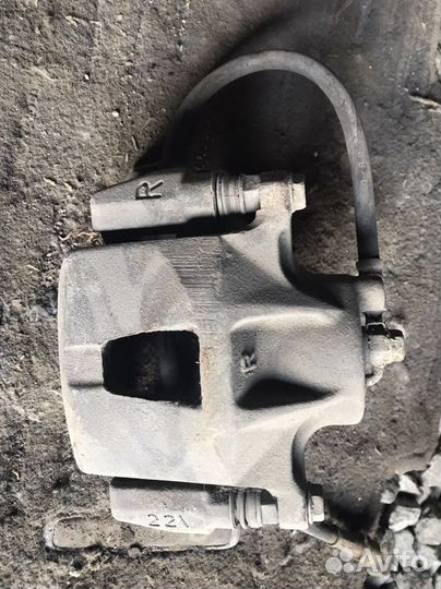 Суппорт передний правый на toyota vista SV50