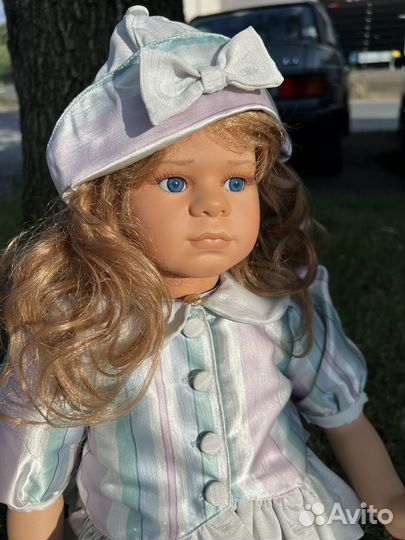 Коллекционная фарфоровая кукла