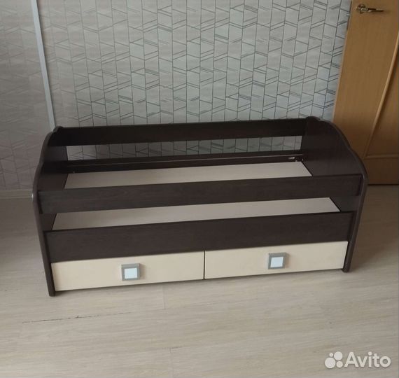 Кровать с маятником