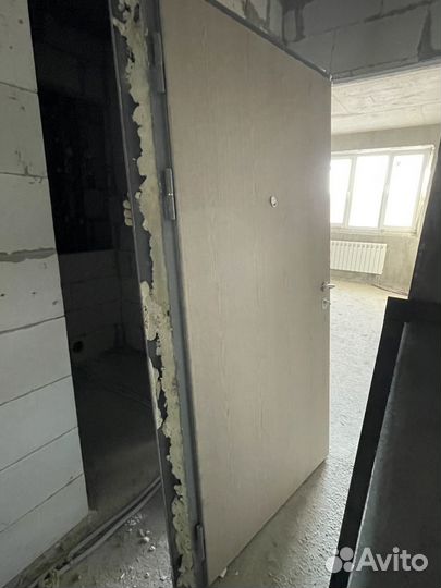 Дверь входная металлическая от застройщика