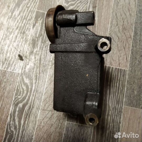 Кронштейн натяжного ролика Mitsubishi MD372608