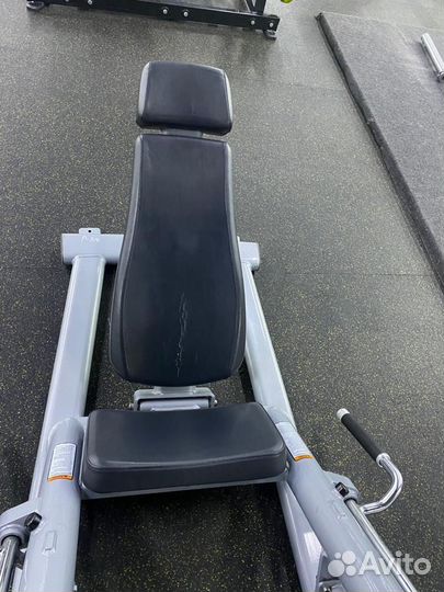 Тренажер matrix наклонный жим ногами