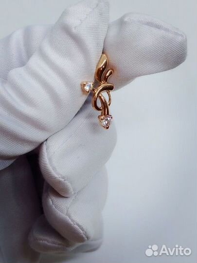 Золотая подвеска с камнем