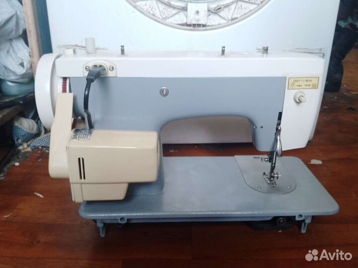 Швейная машина Чайка 142м