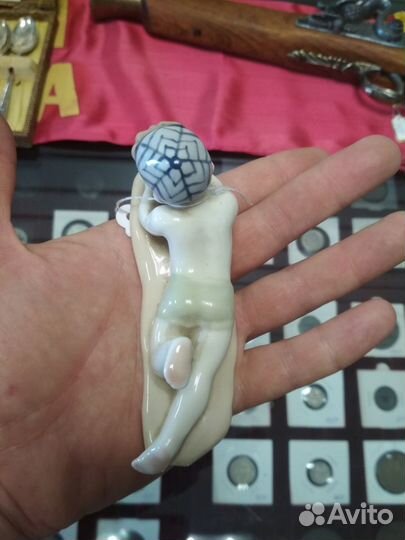 Мальчик с камушком на пляже. лфз