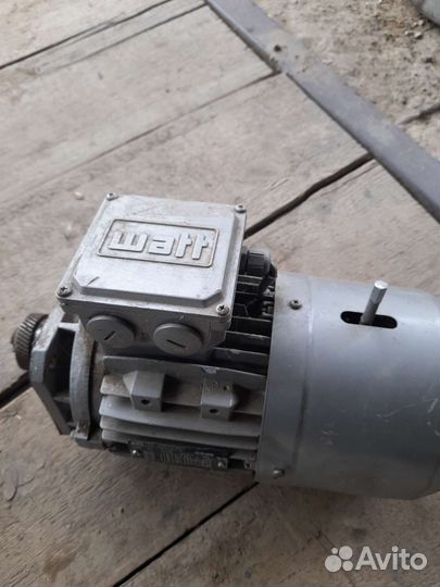 Электродвигатель с редуктором