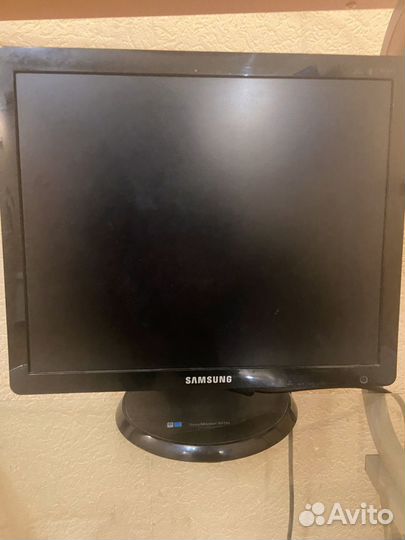 Компьютерный стол + компьютер с монитором