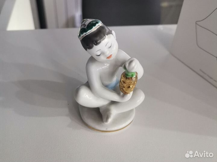 Фарфоровые статуэтки Мальчик узбек с виноградом