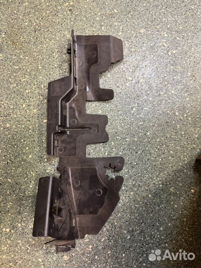 Воздухозаборник радиатора 3C0121284 VW Passat B6