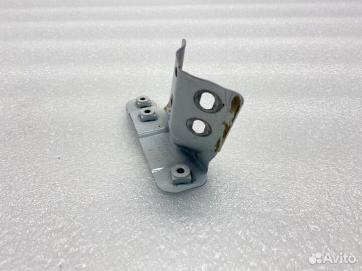 Кронштейн крыла передний правый Volkswagen Polo