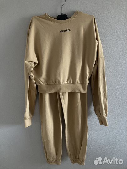 Женский спортивный костюм