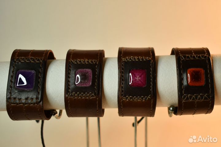 Браслет из кожи с вышивкой