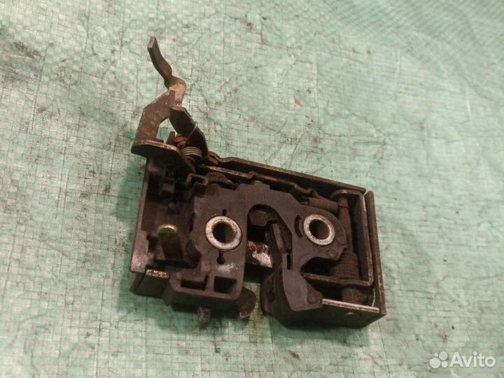 Замок двери передний левый Volkswagen Passat B3