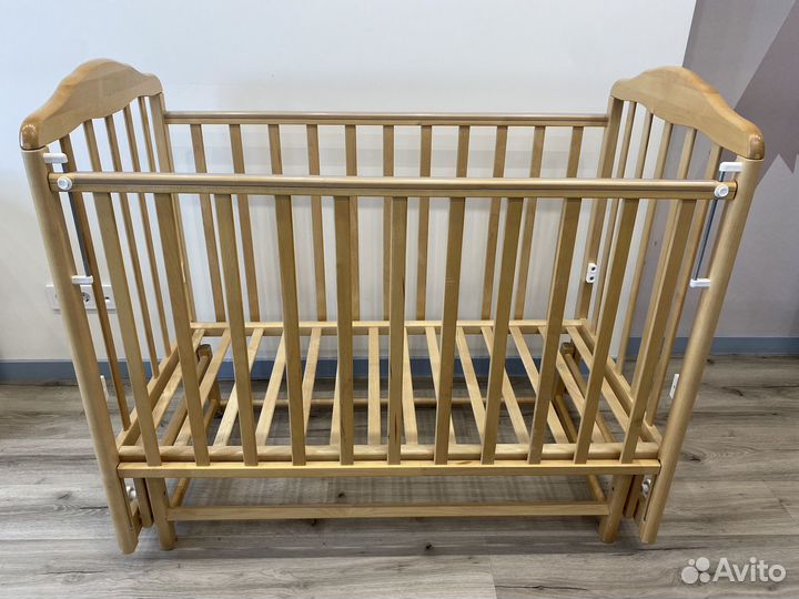 Детская кроватка с маятником