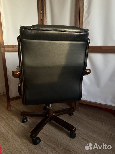 Кожанное кресло руководителя