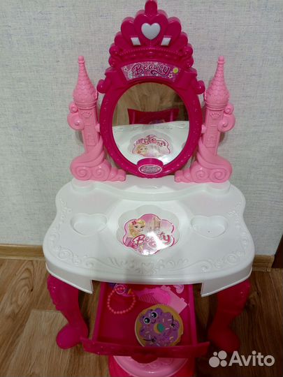 Детский туалетный столик со стулом