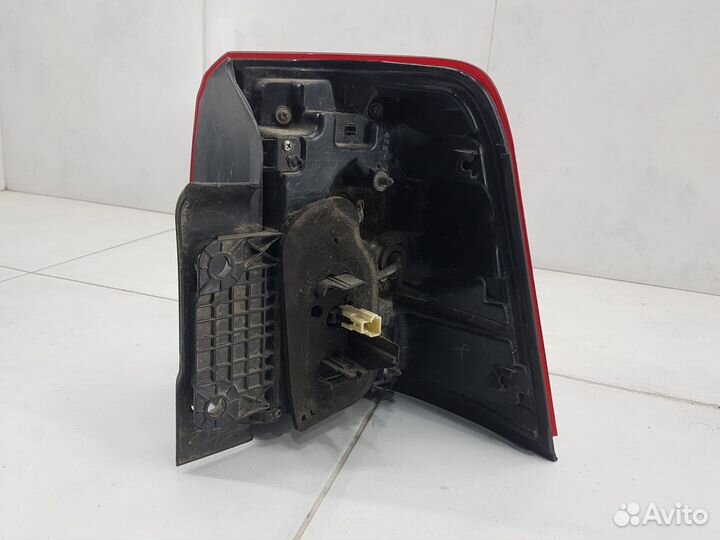 Фонарь задний левый наружный Toyota Land Cruiser